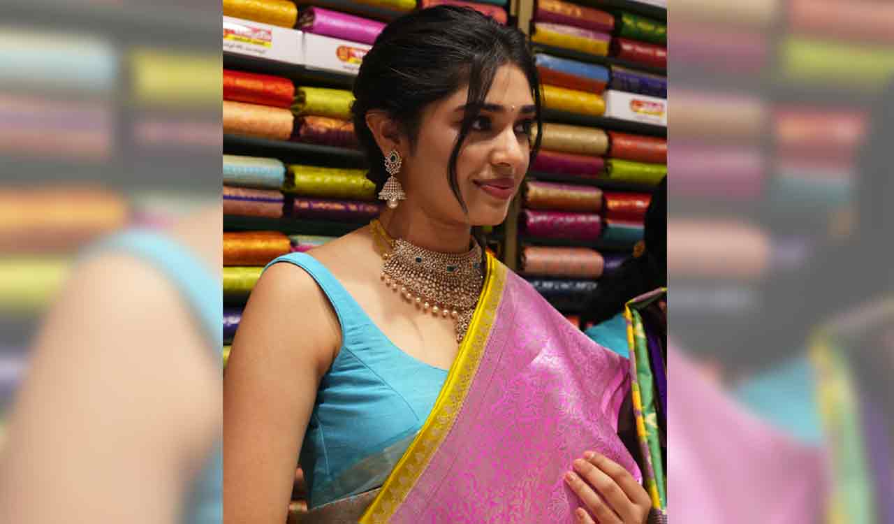 Krithi Shetty inaugurates mall in Mancherial