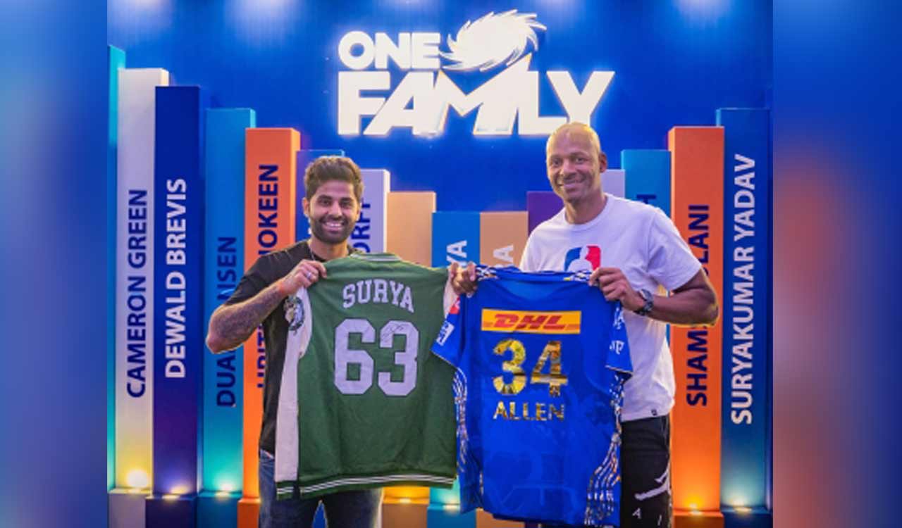 Two-time NBA champion Ray Allen meets Mumbai Indians players during his India visit