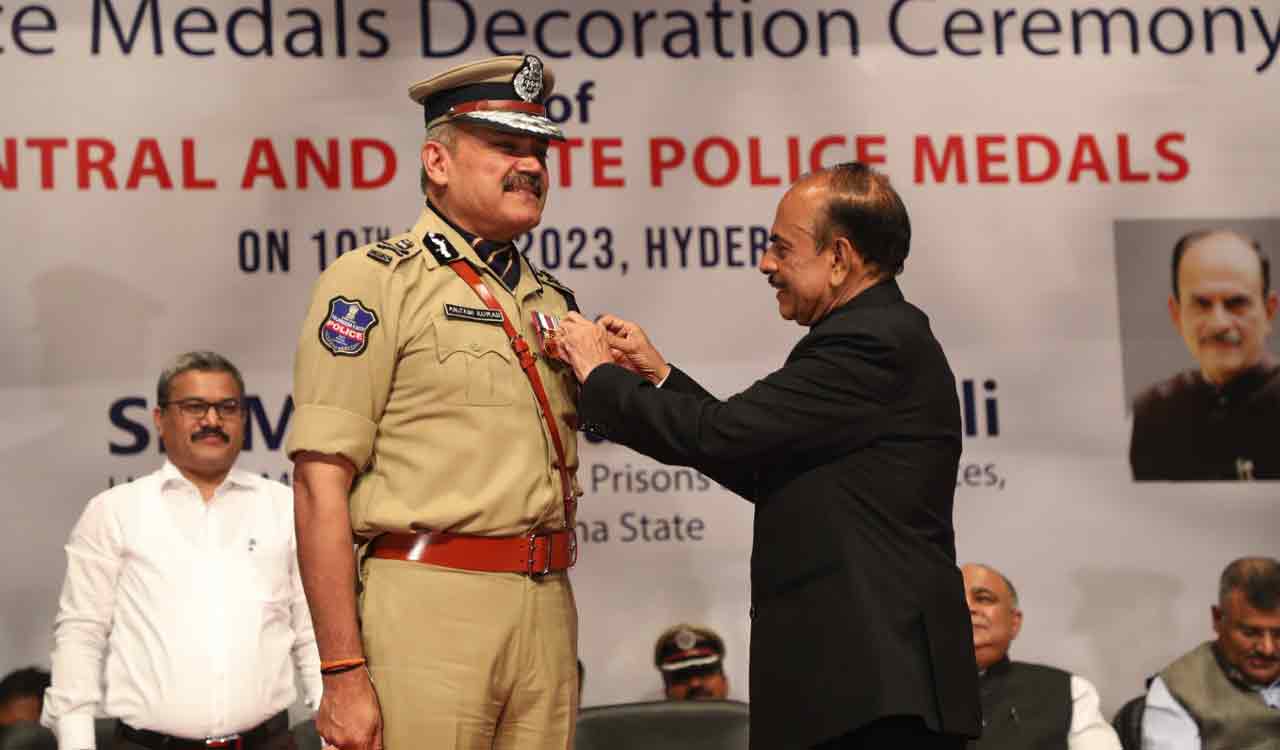 Telangana: Mahmood Ali presents medals to police officials for their service
