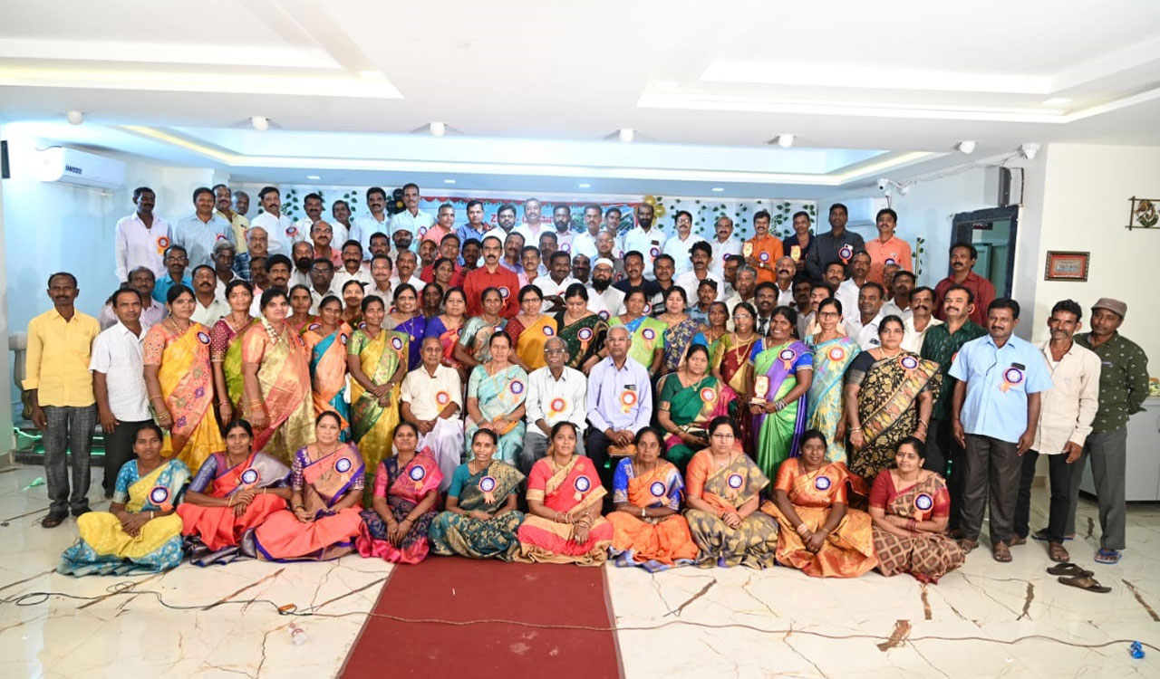 Telangana: Dharmasagar ZPSS old students meet, honour teachers