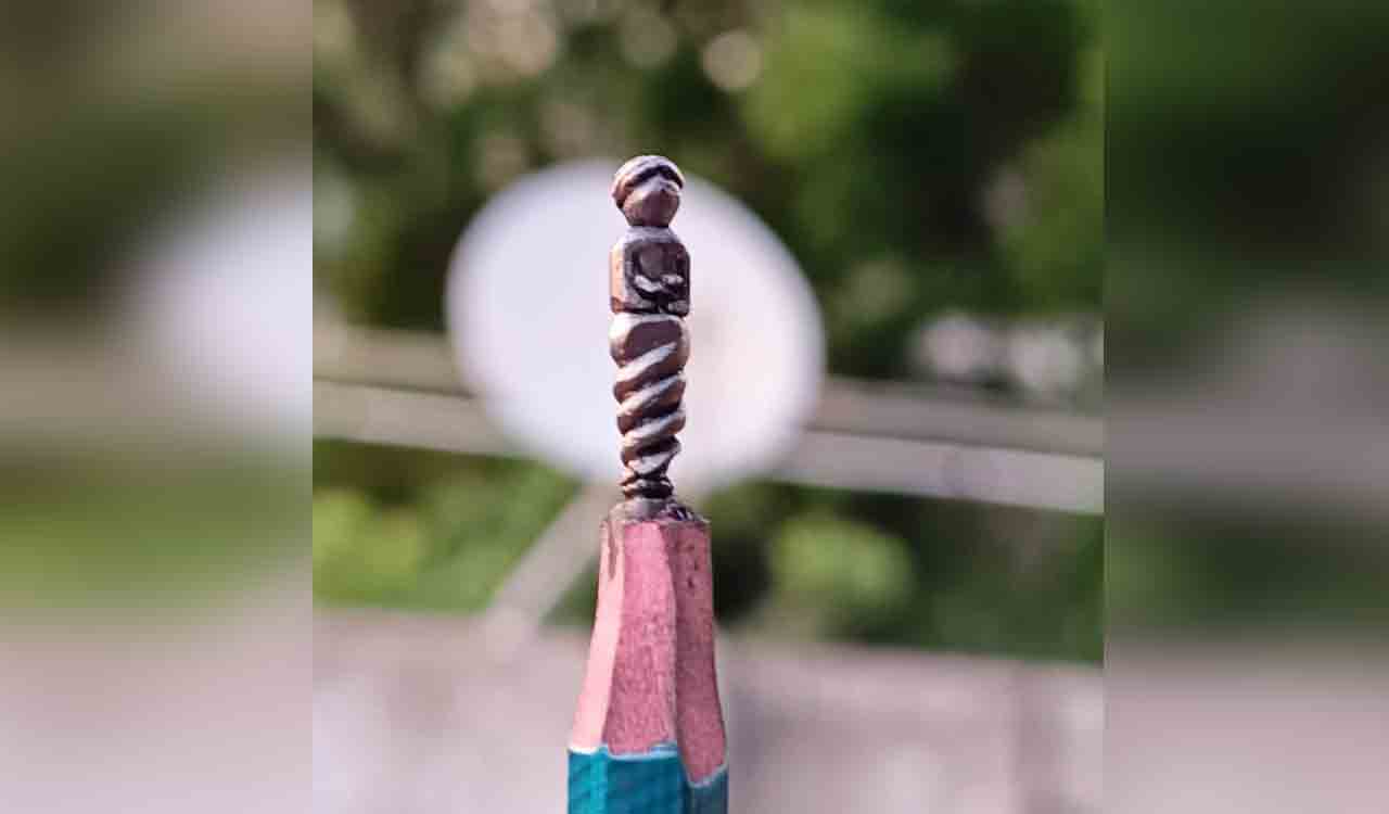 Young micro artist creates incredible 1.2 cm sculpture on pencil lead