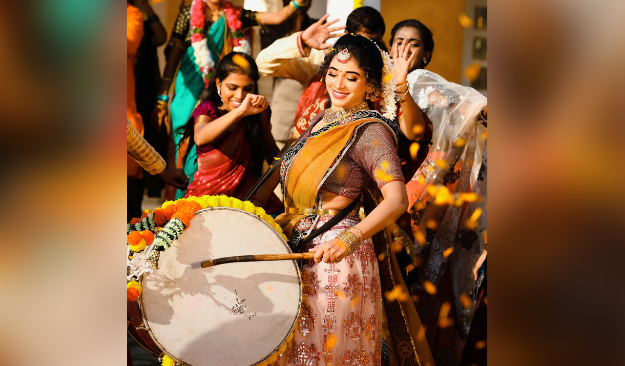 Telangana folk song ‘Naa Friendhemo Pelli…’ video making waves