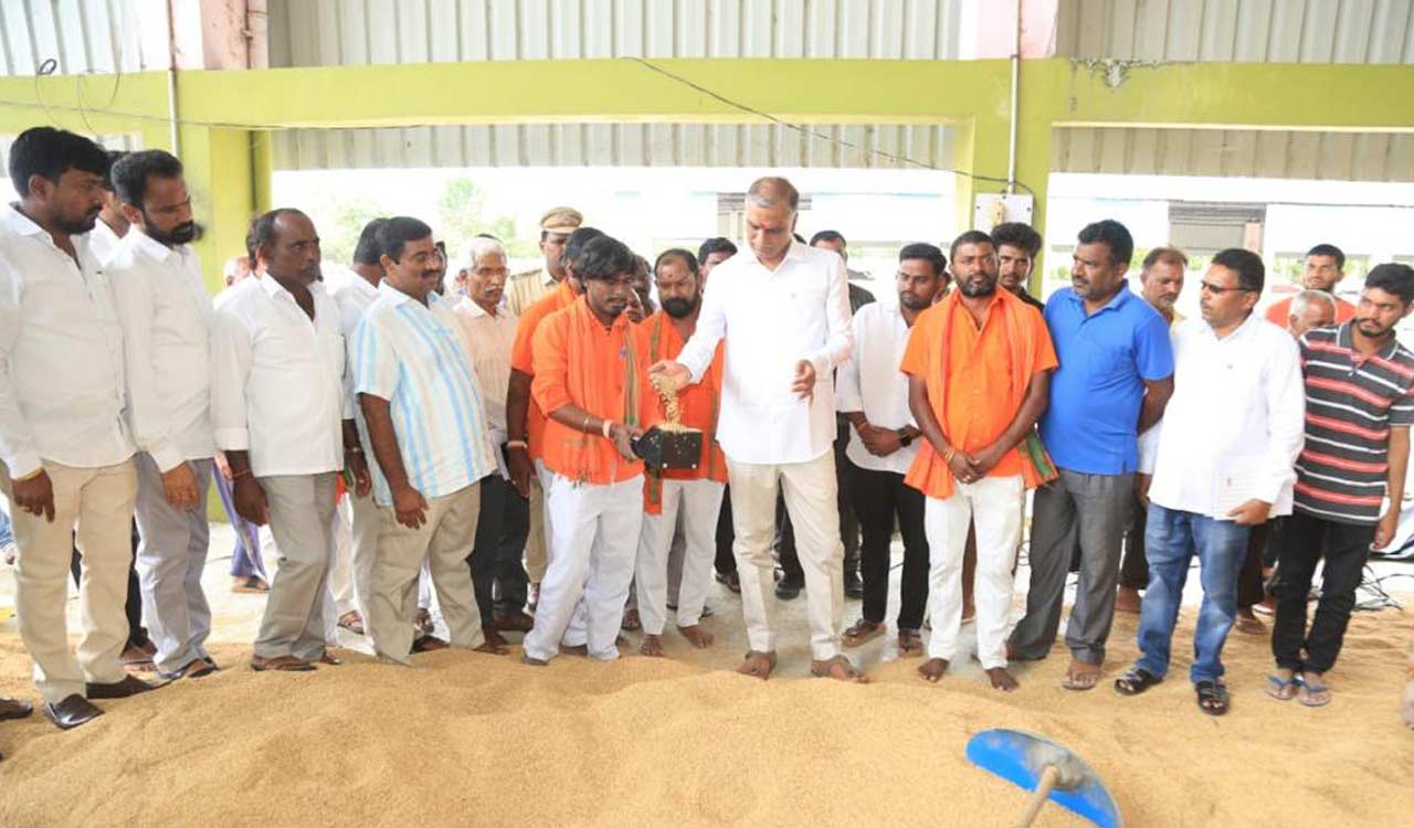 Siddipet: Harish Rao assures farmers of MSP for soaked paddy 