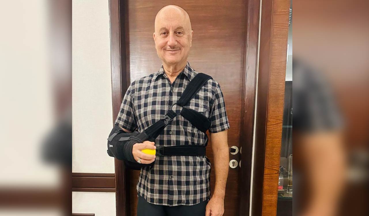 Anupam Kher suffers hairline fracture on sets of ‘Vijay 69’