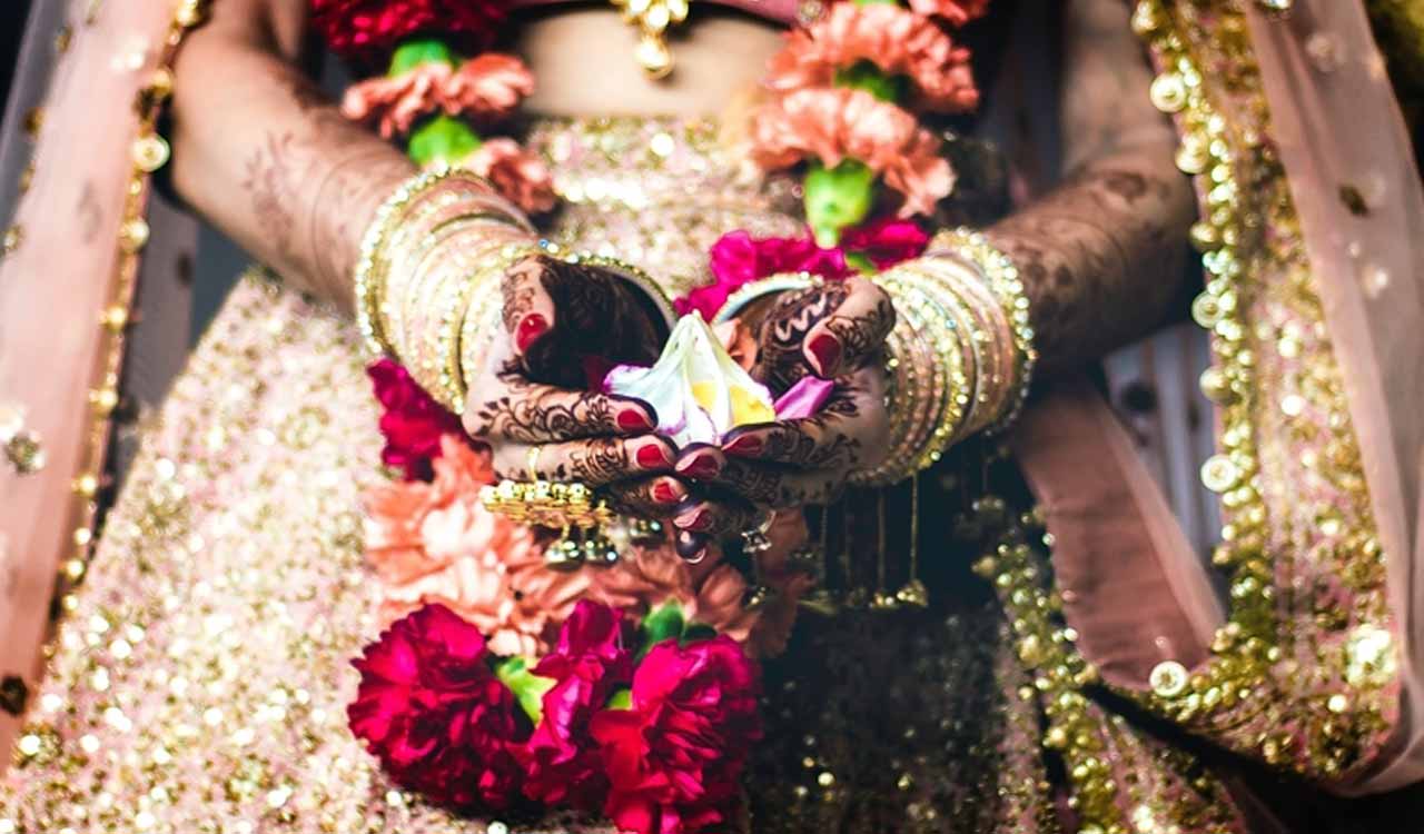 Woman runs away with cash, jewellery after wedding