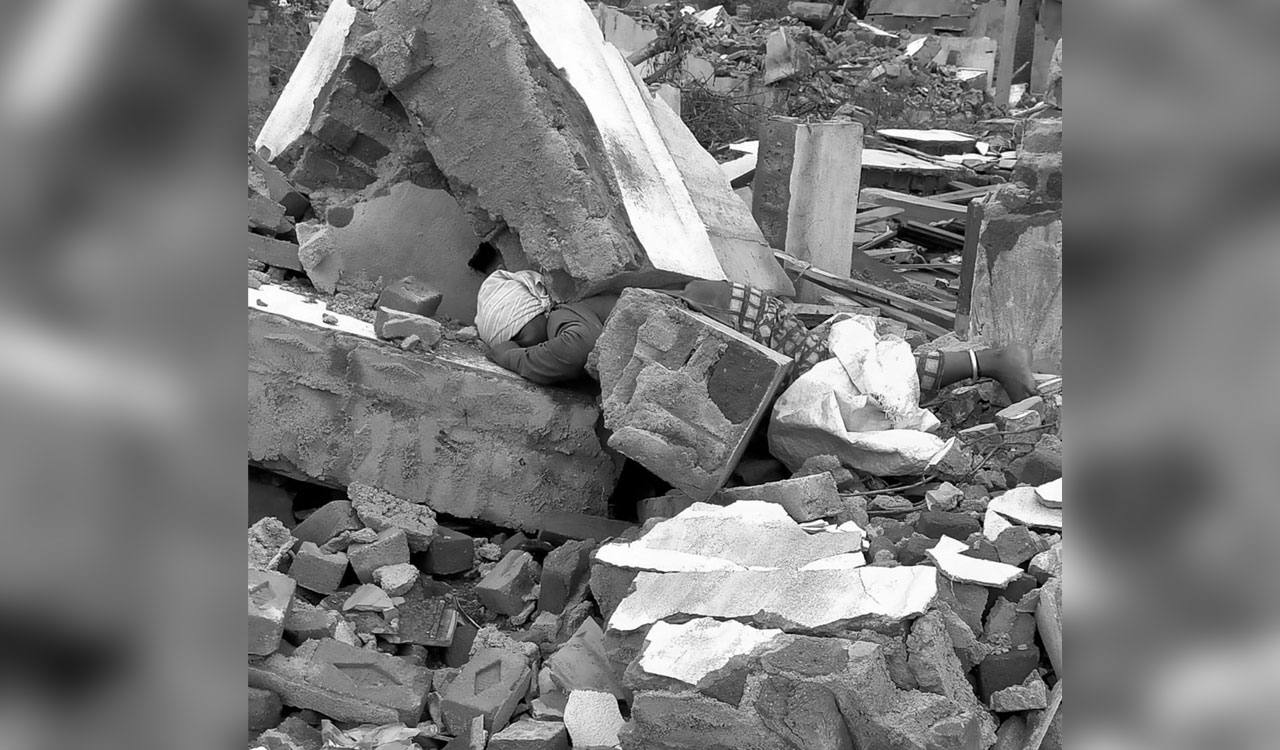 Telangana: Woman killed in wall collapse in Siddipet