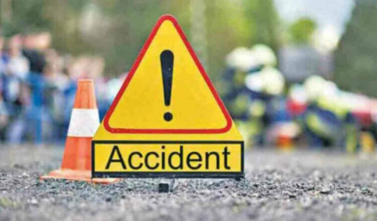 Hyderabad: Car crashes median on PVNR Expressway, two injured