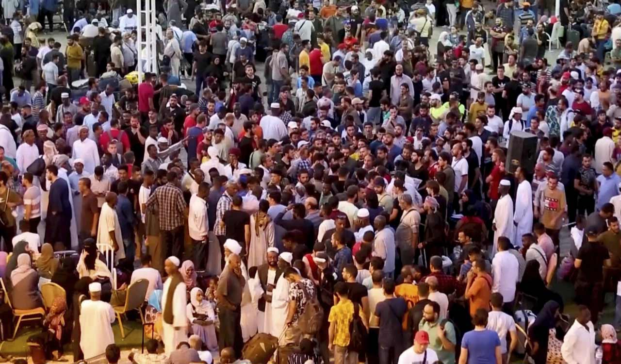 Sudanese fleeing clashes flood port city, borders with Egypt