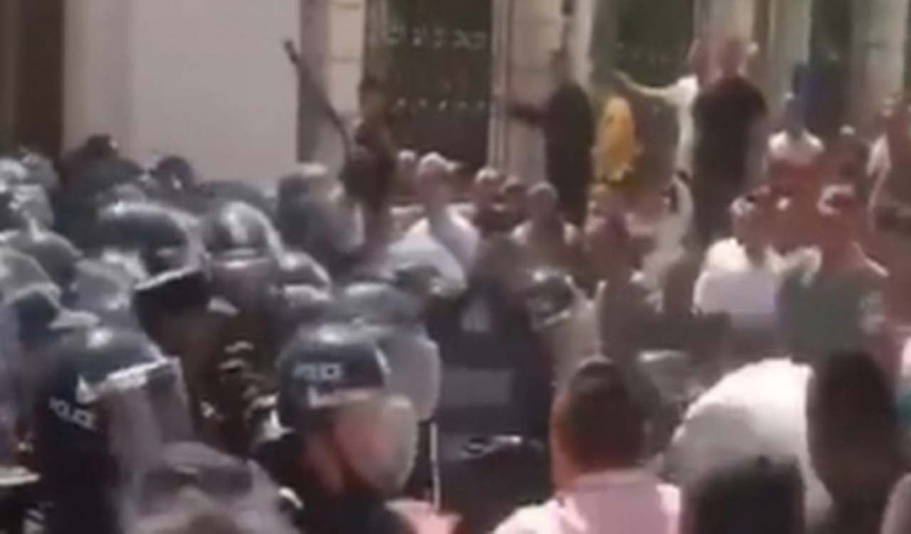Scuffle breaks out as Chinese Muslims protest to save mosque Yunnan