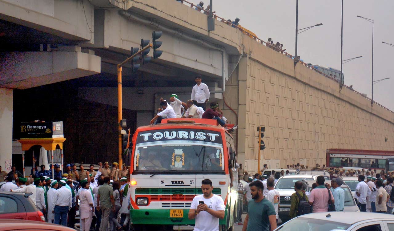 ‘Mahila Maha Panchayat’ in Delhi: Farmer leaders detained in Haryana