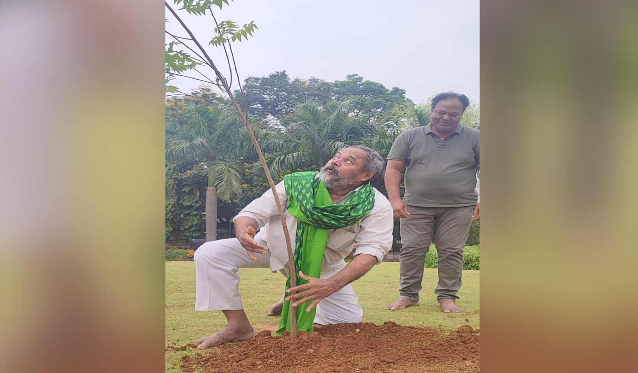 Hyderabad: Filmmaker Narayana Murthy takes up Green India Challenge 