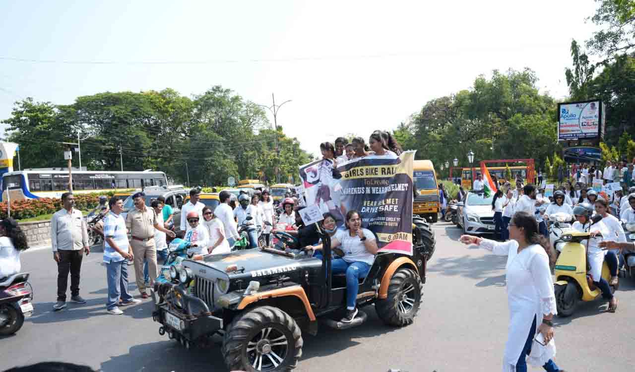 Wearing helmet: Sumathi Reddy college students organise rally in Hanamkonda