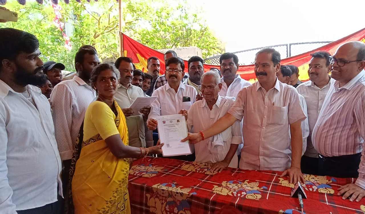 MLA Vinay Bhaskar distributes house pattas to workers in Hanamkonda