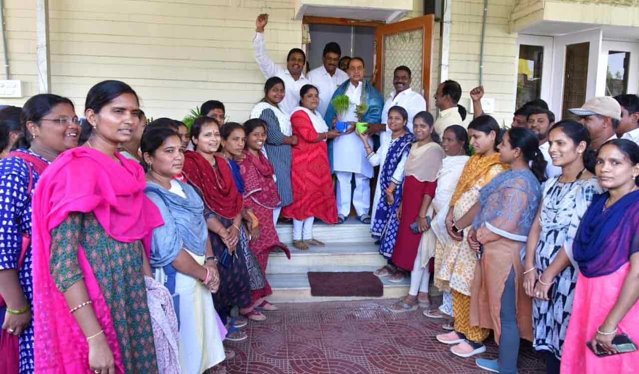 Nirmal: Junior panchayat secretaries thank CM KCR for regularizing services