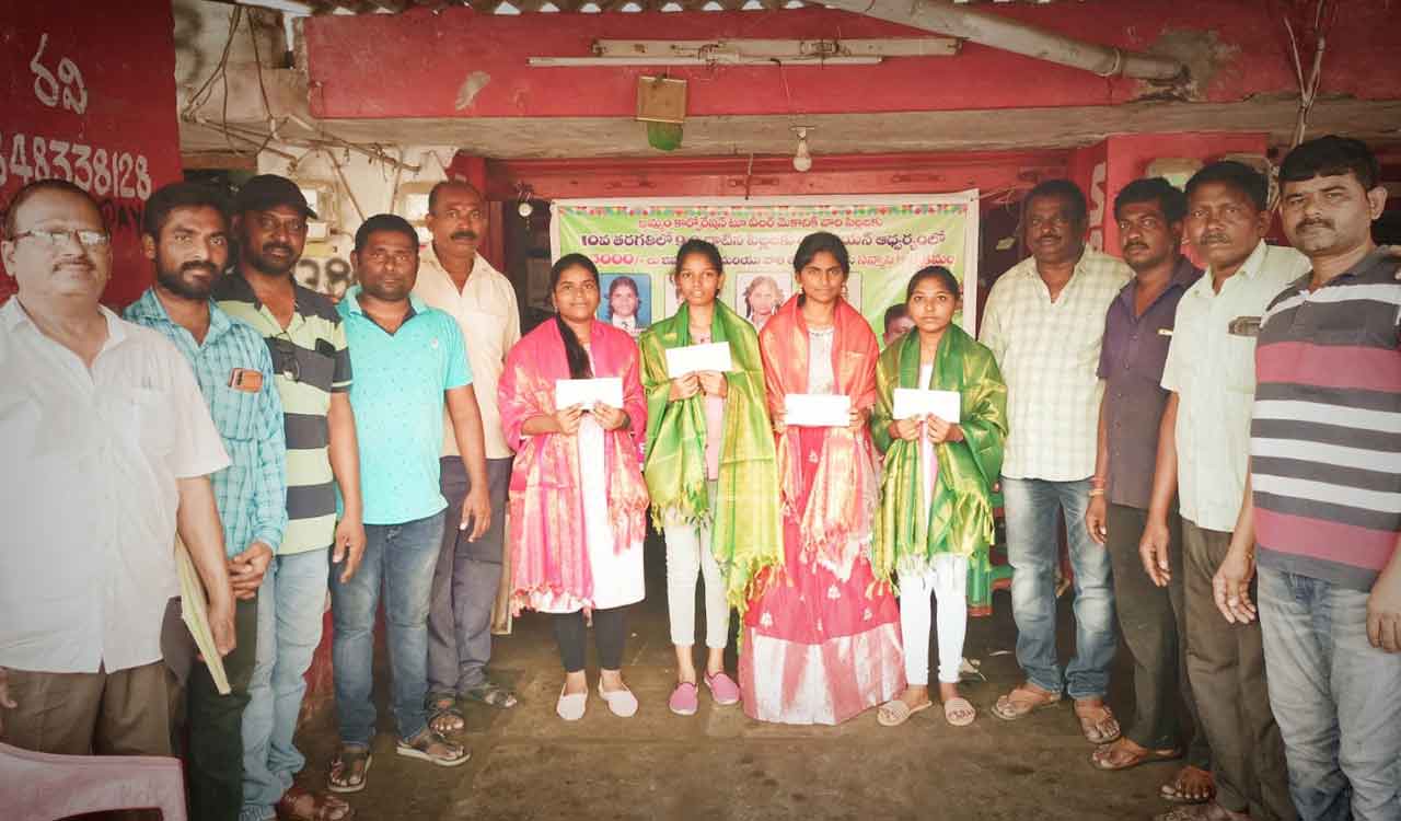 Khammam: Mechanics body presents cash rewards to SSC students