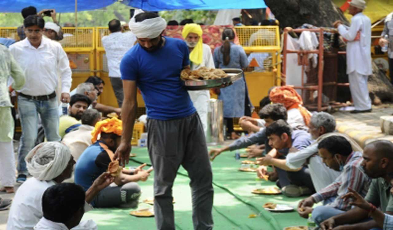 Protesting wrestlers organise langar at Jantar Mantar, serve food to participants