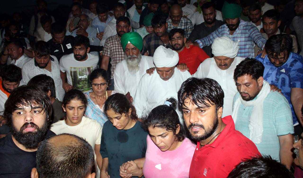 Wrestlers hand over their medals to Naresh Tikait, give five days time to government