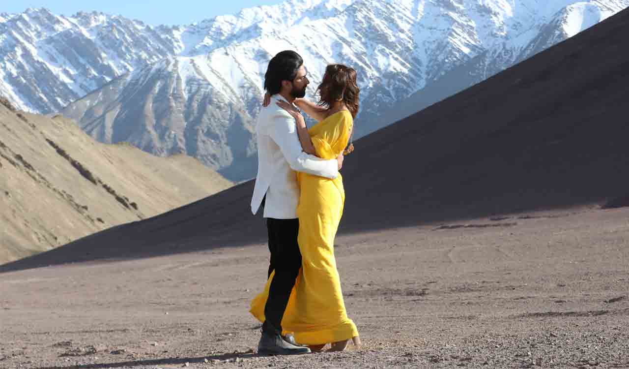 Amaal Mallik and Aamna Sharif’s spellbinding motion poster for ‘Mohabbat’ is out