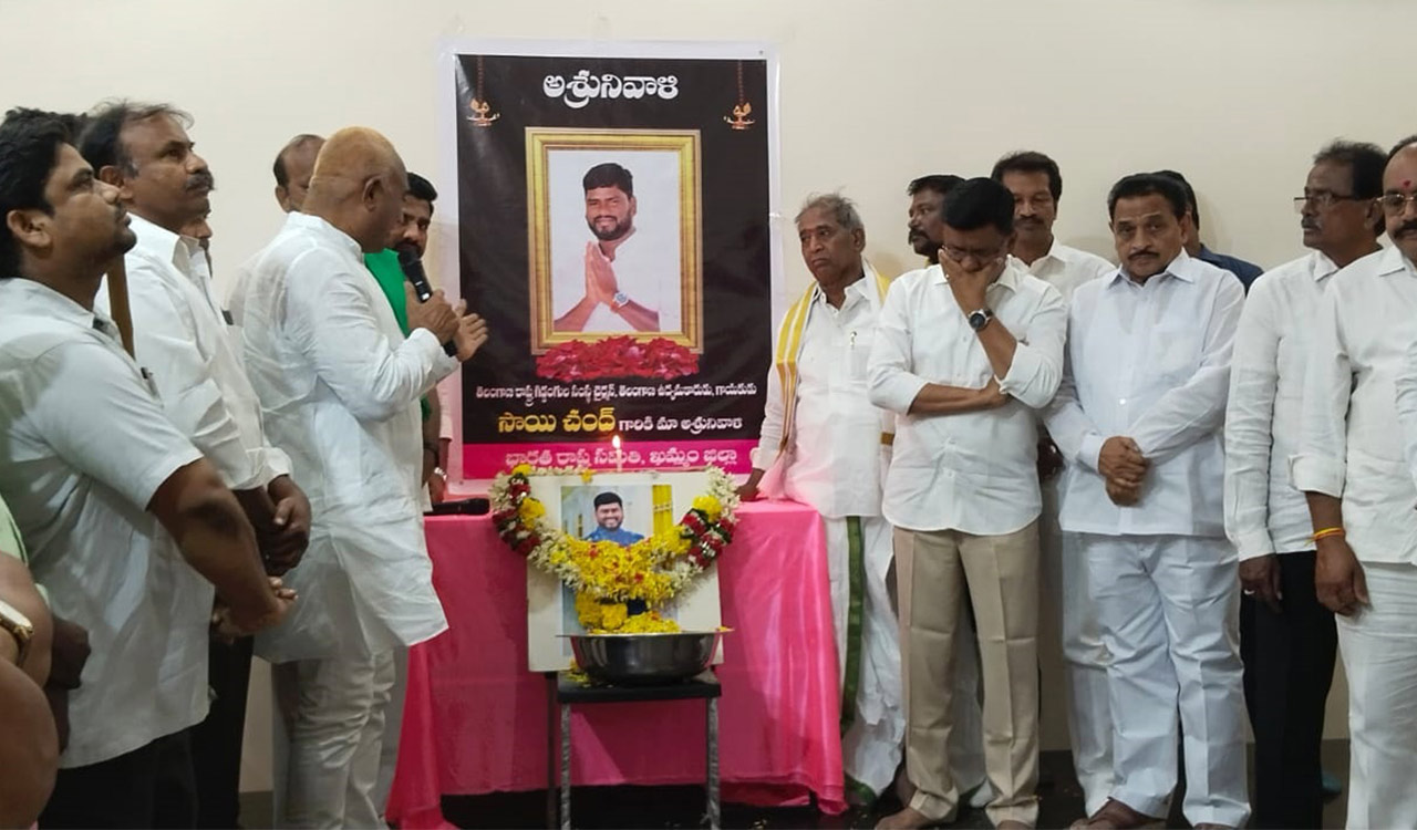 Khammam BRS leaders pay tearful homage to singer Sai Chand