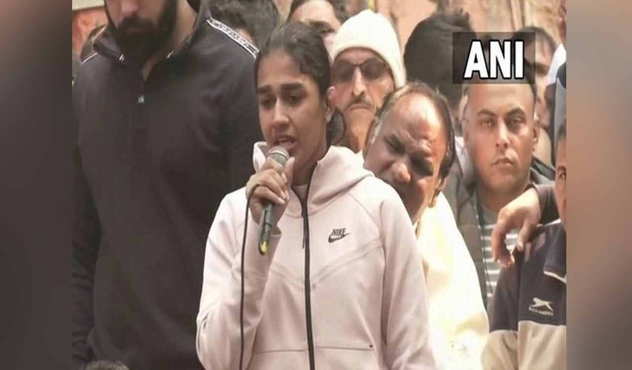 Babita Phogat attacks Sakshi Malik, calls her “Congress puppet”