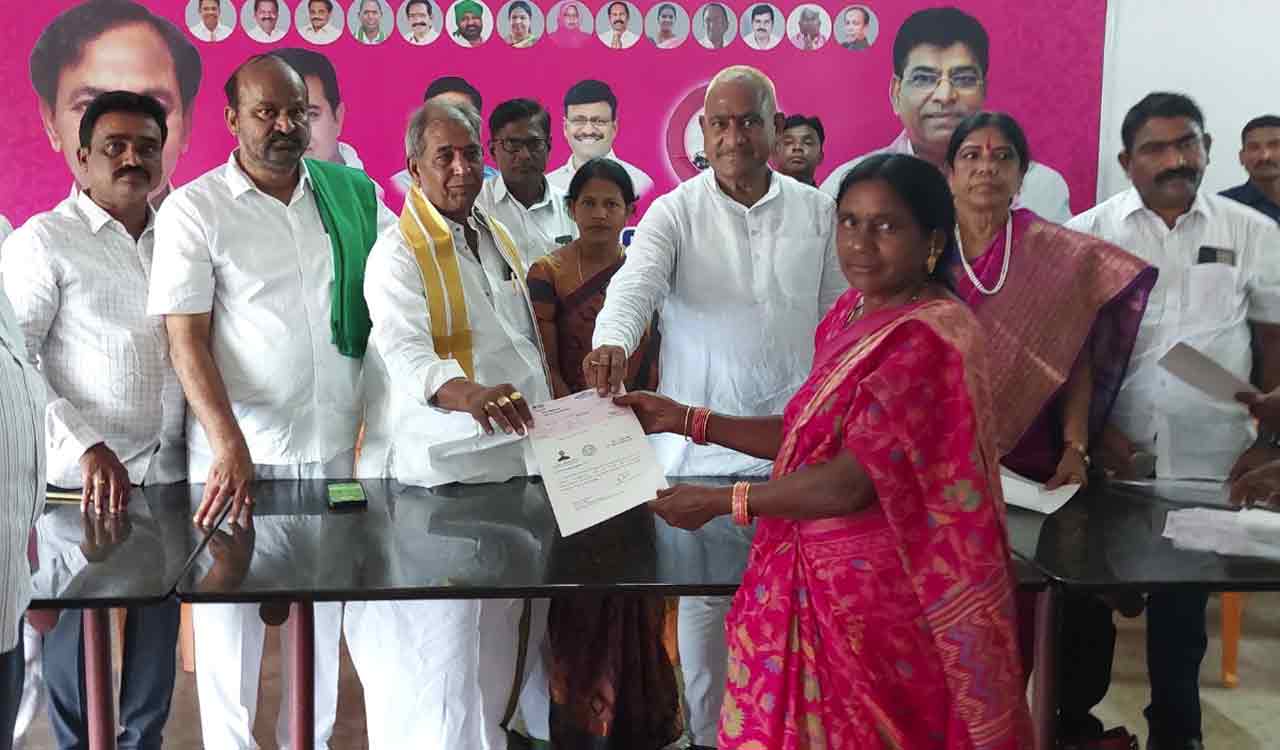 CMRF cheques worth Rs 22.5 lakh handed over to beneficiaries in Khammam