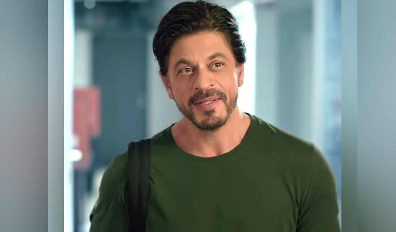 Find out why Shah Rukh denied fan’s request to smoke a cigarette with him