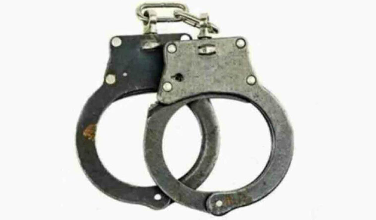 Hyderabad: Five held for duping people by posing as bank executives