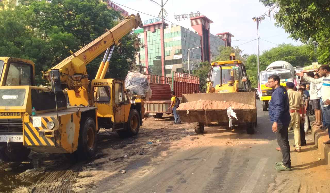 Huge traffic witnessed at Mehdipatnam-Masab Tank stretch due to oil spill