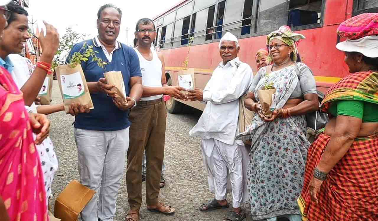 Green India Challenge distributes 10,1116 tulsi plants to Pandaripuram devotees