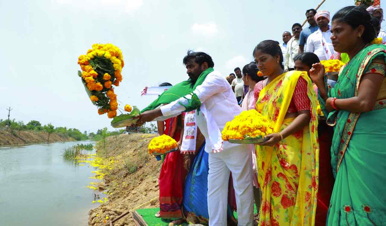 Telangana Formation Day celebrations: Record 1 lakh farmers perform ‘deeparchana’ for Godavari waters