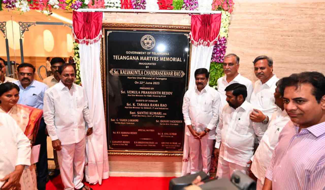 CM KCR unveils Amara Jyothi Telangana Martyrs’ Memorial