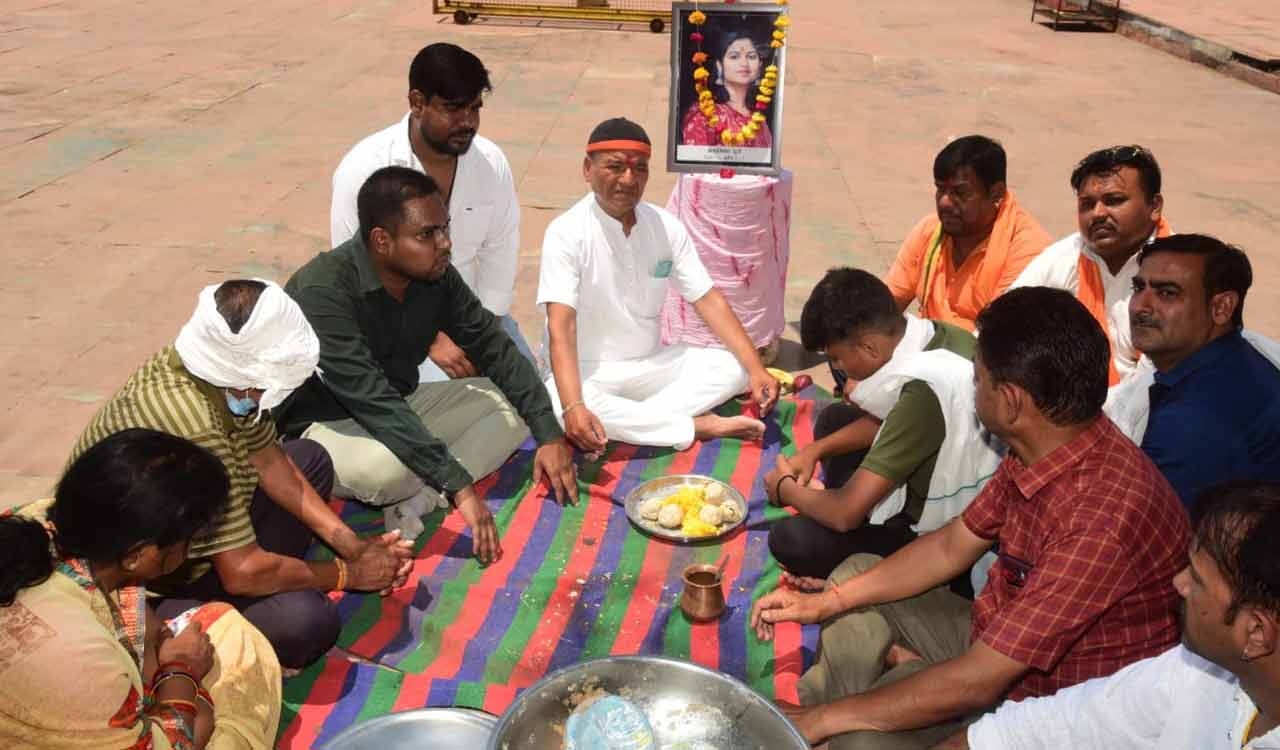 MP: Parents perform last rites and disown daughter after interfaith marriage