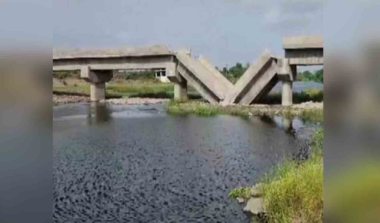 Gujarat: Bridge over Mindhola River in Tapi collapses