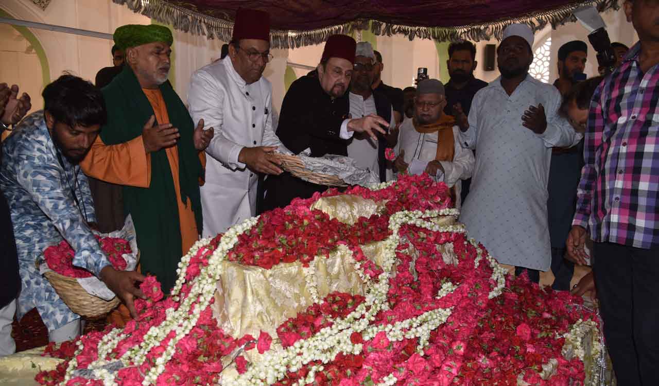 Hyderabad: 9th Nizam offers floral tributes to Mir Osman Ali Khan on his death anniversary