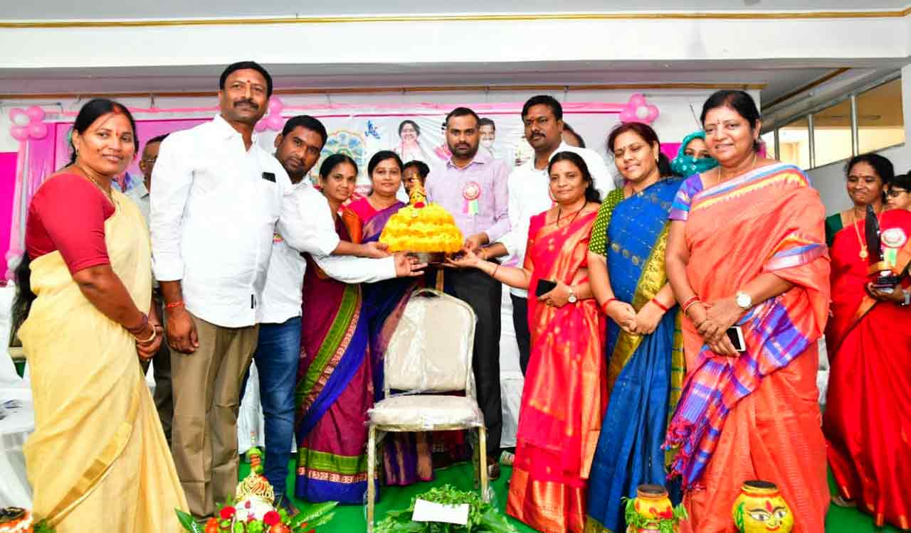 Karimnagar in front row because of women: Collector RV Karnan