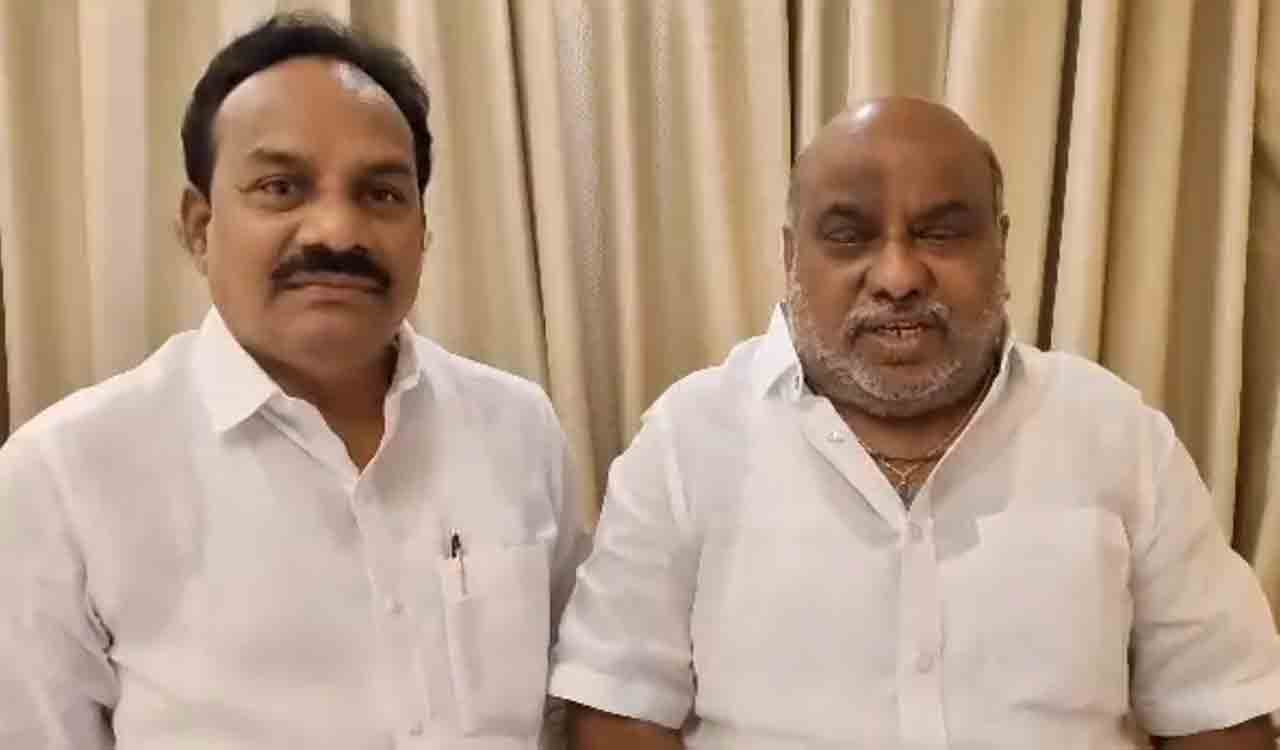 Ramanna, Konappa, Nagesh escape unhurt as car hits divider in Maharashtra