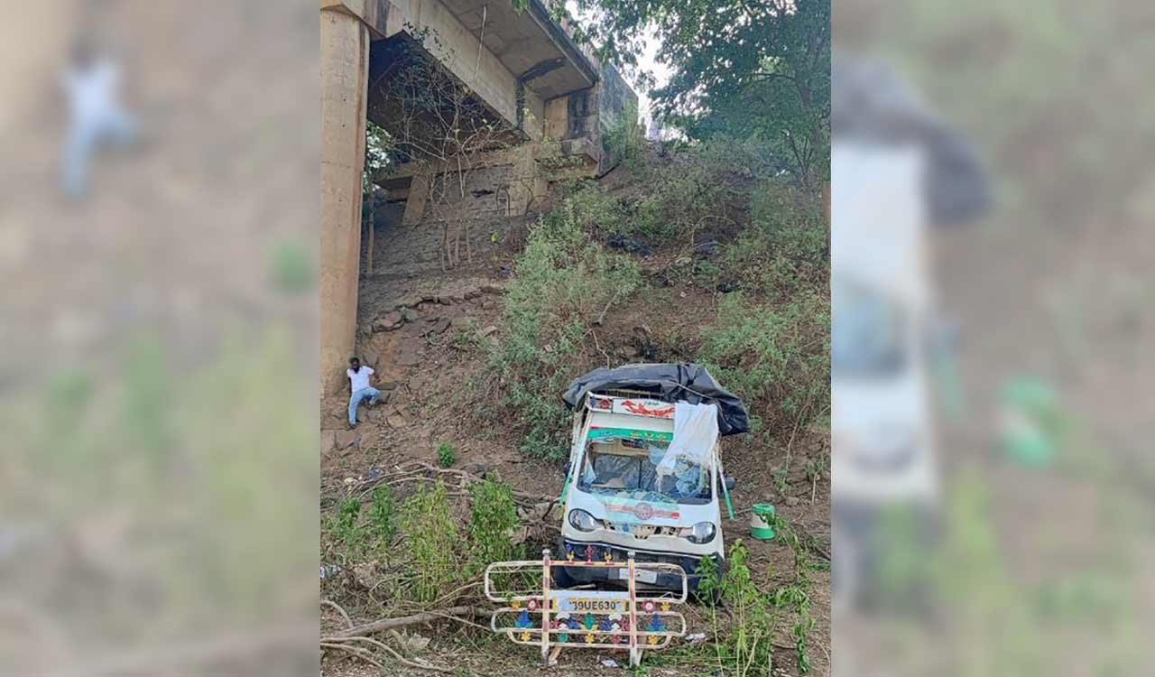 Kothagudem: Two minors among four dead in road accident at Burgampad