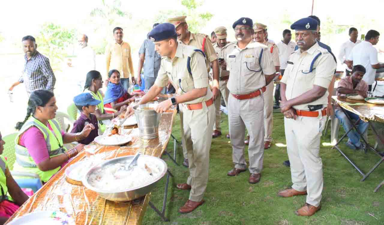 Formation Day celebrations: Sircilla cops arrange meal for municipal, sanitation workers
