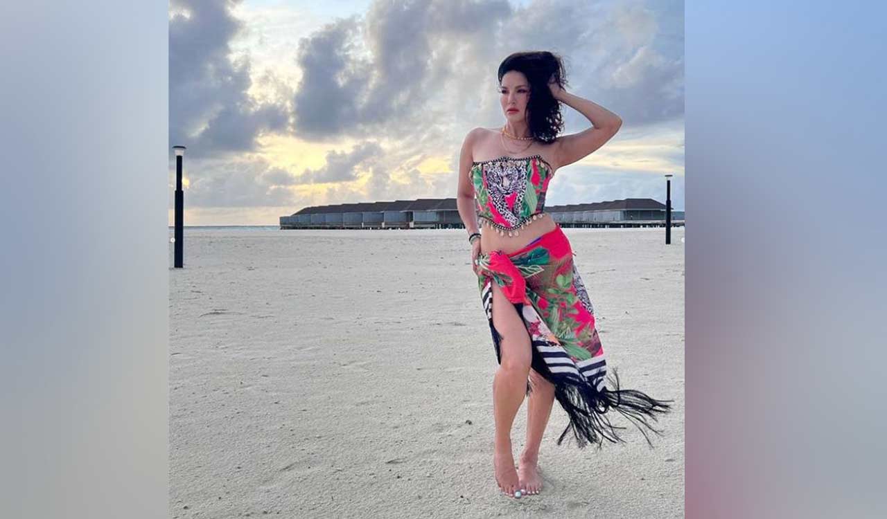 Sunny Leone enjoys blissful beach getaway in Maldives