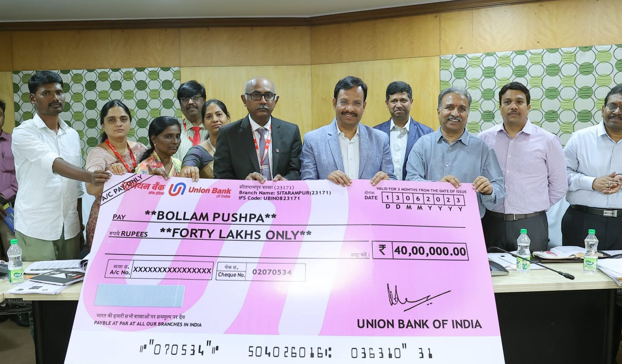 TSRTC hands over financial assistance to conductor’s kin