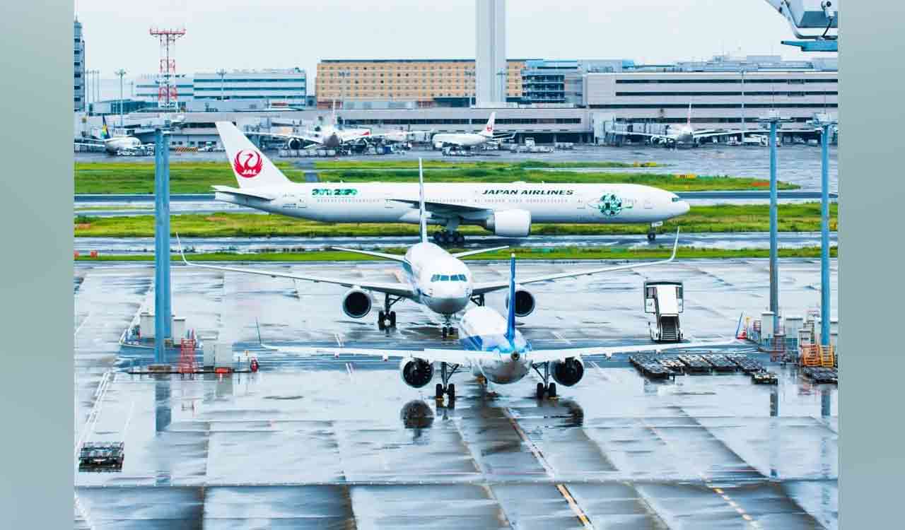 2 passenger planes collide at Tokyo airport