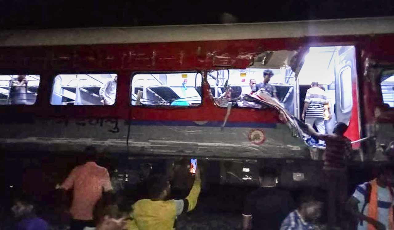 Coromandel Express derailment: SCR sets up helpline numbers at various stations