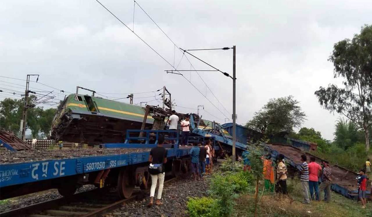 West Bengal: Two Goods trains collide at Onda railway station in Bankura