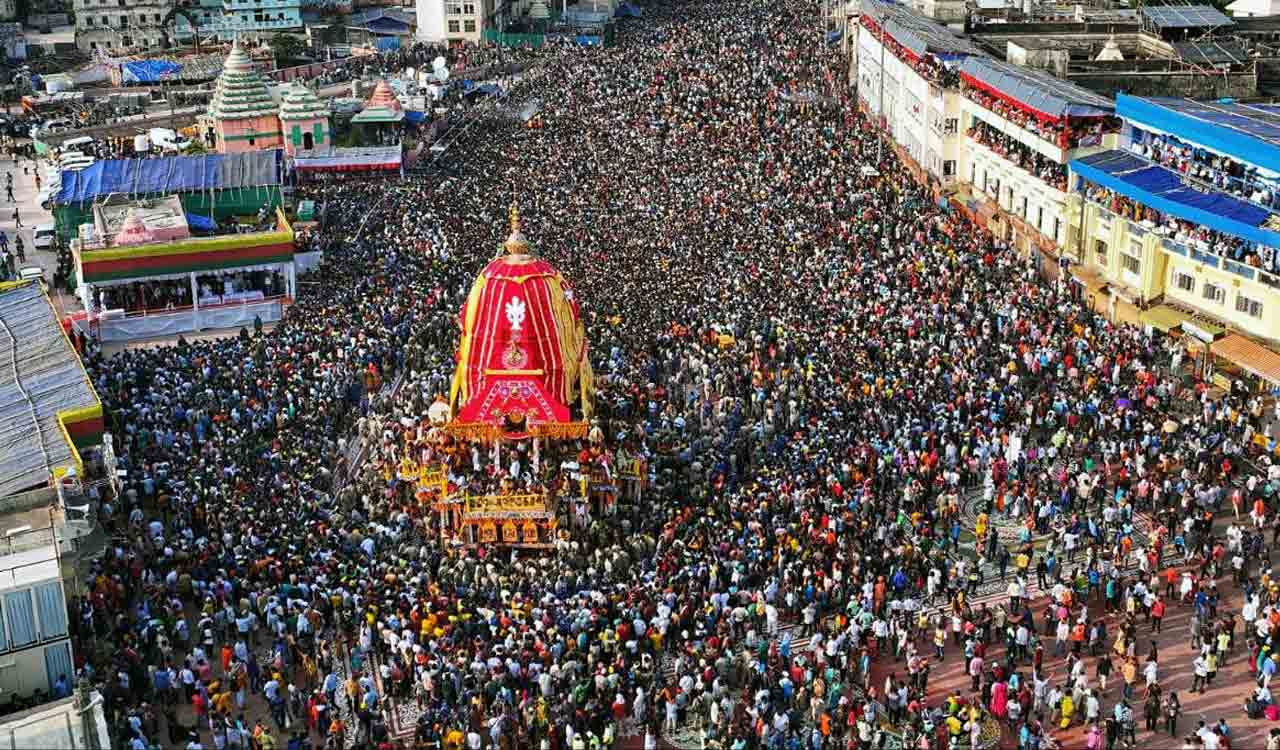 Puri cops help elderly, specially abled devotees get darshan of deities