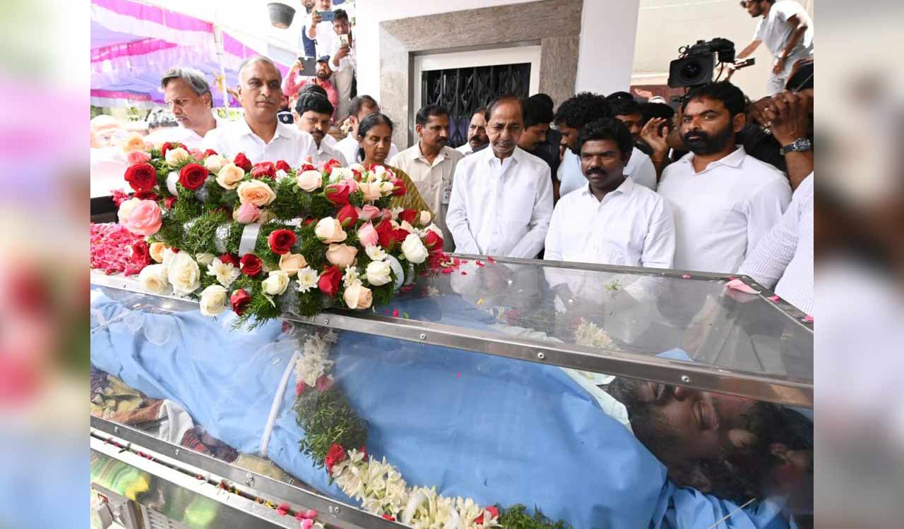 CM KCR pays floral tributes to Telangana singer Saichand