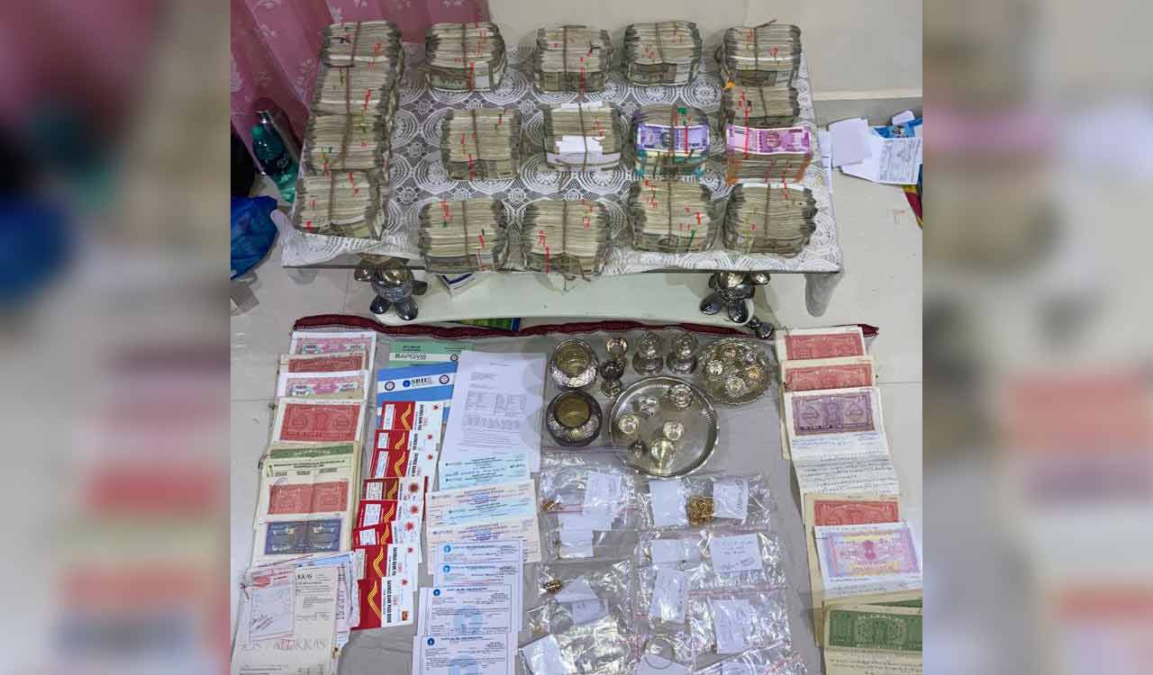 ACB seizes Rs.78 L unaccounted for cash from Land and Survey Assistant Director’s home