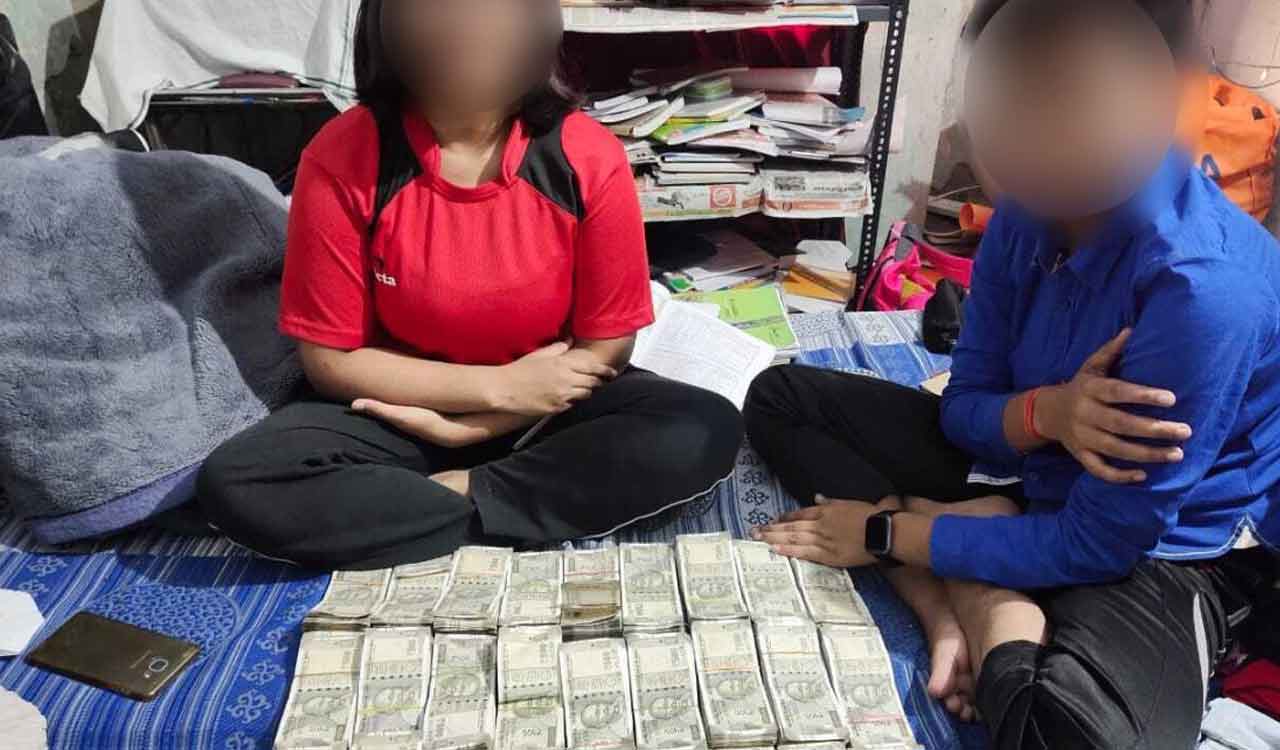 Uttar Pradesh: Cop faces probe after his children seen sitting with bundles of currency notes