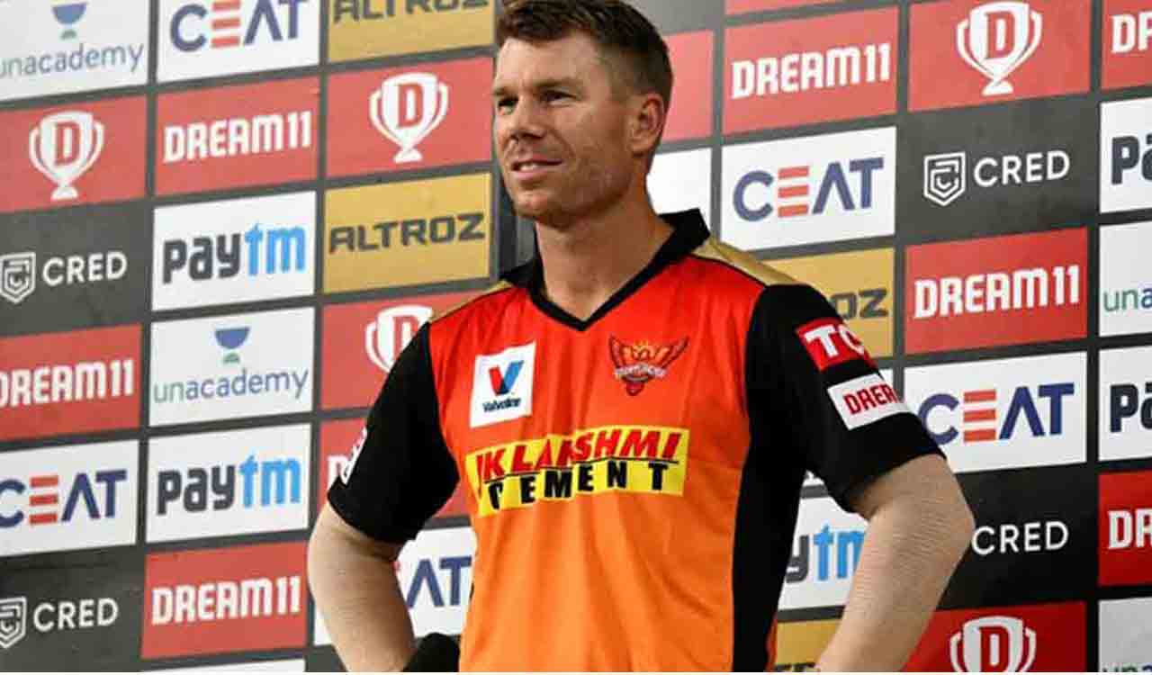 David Warner continues to battle with bruised hand in 2nd Ashes Test