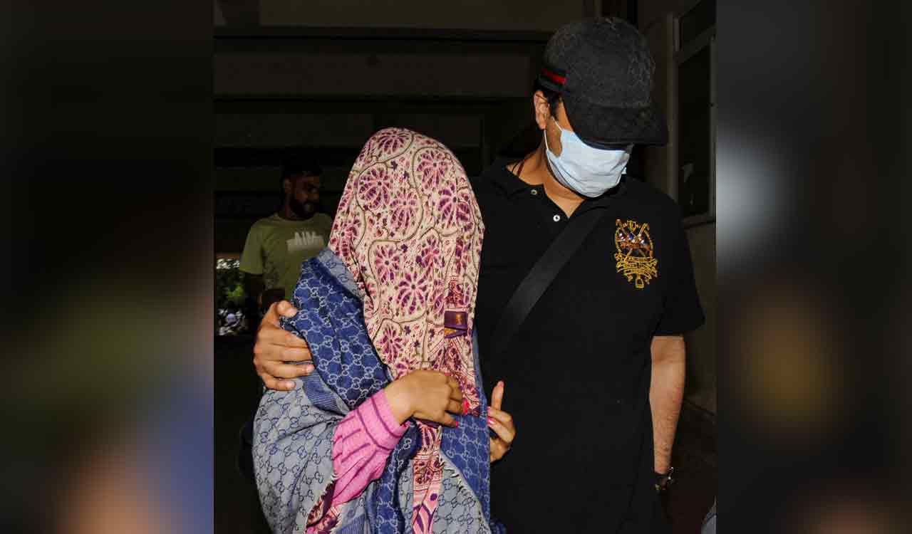 Ameesha Patel surrenders before Ranchi Civil Court in cheque bounce case