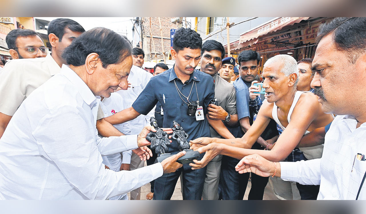 Rousing reception to CM KCR in Solapur leaves Maharashtra politicians in a fix